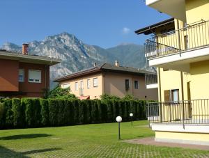 un patio con casas y una pelota de golf en el césped en Villa Berta, en Riva del Garda