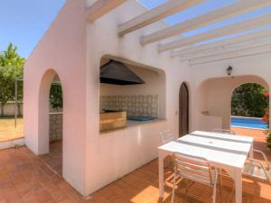 una vista exterior de una casa con mesa y sillas en Villa in Carvoeiro with 2 bedrooms and private pool - short walk to local restaurant en Estômbar