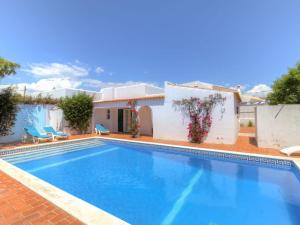 Villa in Carvoeiro with 2 bedrooms and private pool - short walk to local restaurant في إيستومبار: مسبح امام الفيلا