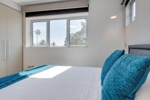 Säng eller sängar i ett rum på Explore Sydney from Stylish North Shore Apartment