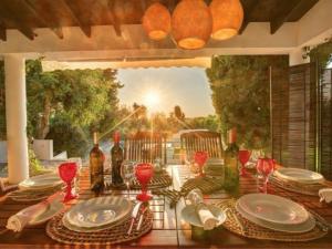 En restaurang eller annat matställe på Villa Amendoal luxury villa with private pool AC near Albufeira fabulous countryside views