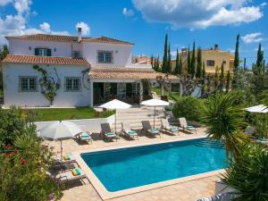 Vaizdas į baseiną apgyvendinimo įstaigoje Villa Amendoal luxury villa with private pool AC near Albufeira fabulous countryside views arba netoliese