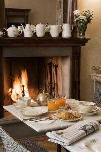 a table with a fireplace with food and drinks at Locanda San Marco Residenza Caluri in Pistoia