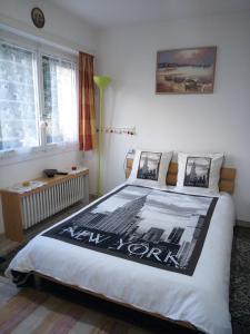 - une chambre avec un grand lit et une fenêtre dans l'établissement Le Yanis, à Lausanne