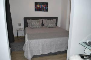 a bed in a small room with at Sonniges Appartement am Tegernsee in Gmund am Tegernsee