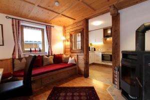 un soggiorno con divano rosso e finestra di Ferienhaus Schiestl a Ramsau im Zillertal