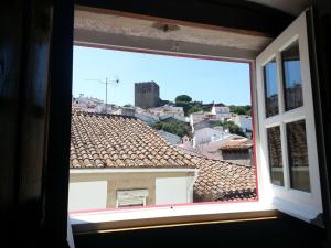 uma vista a partir de uma janela de um edifício em Casa da Rua Nova em Castelo de Vide