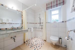 Koupelna v ubytování Hotel am Fischerhafen + 33 fotografií
