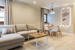 una sala de estar con un sofá y una mesa en Royal Hill Residence, en Zakopane
