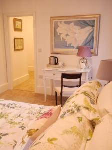Un pat sau paturi într-o cameră la Guestling Hall Hotel