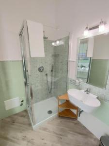 een badkamer met een douche, een wastafel en een bad bij B&B Il Vialetto in Castellammare di Stabia +91 foto's