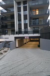 Un estacionamiento vacío frente a un edificio en Apartament Wiosenna, en Białystok