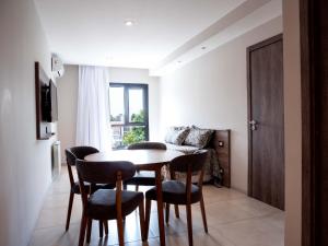 a dining room with a table and chairs at LELOIR Suites & Meetings in Neuquén