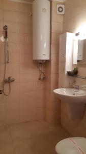 Un baño con lavabo, inodoro y espejo. en Апартамент Winter home Iceberg, en Pamporovo 11 fotos más