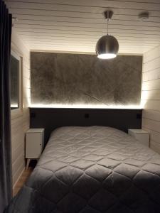 1 dormitorio con 1 cama grande en una habitación en Louhi A, en Äkäslompolo