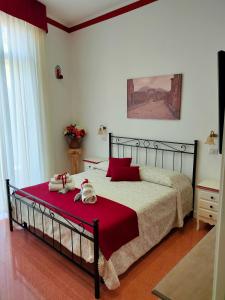 - une chambre avec un grand lit et une couverture rouge dans l'établissement B&B Il Vialetto, à Castellammare di Stabia