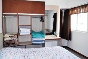 1 dormitorio con 1 cama y escritorio con toallas en Aptos Praia Central Omega B, en Balneário Camboriú