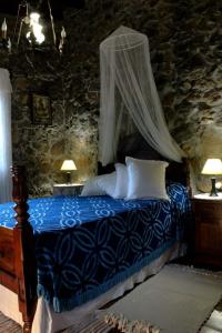 um quarto com uma cama azul e uma rede mosquiteira em CASA MARY LOLA em Tiñor