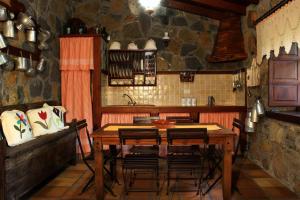 - une cuisine avec une table en bois et des chaises dans l'établissement CASA MARY LOLA, à Tiñor