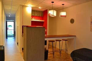 - une cuisine avec un bar et des tabourets dans la chambre dans l'établissement DEPARTAMENTOS SAAVEDRA dto 3 y 4, à Viedma
