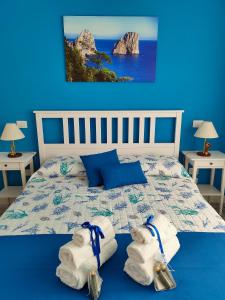 - une chambre avec un lit et des serviettes dans l'établissement B&B Il Vialetto, à Castellammare di Stabia