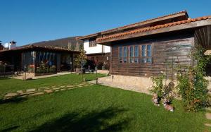 a house with a yard with a building at Complex Staro Bardo in Zheravna