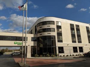 Um edifício com uma bandeira americana à frente. em Holiday Inn Champaign, an IHG Hotel em Champaign