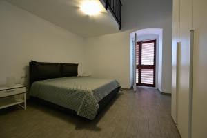 Schlafzimmer mit einem Bett, einem Tisch und einem Fenster in der Unterkunft La magia del mare in Giovinazzo
