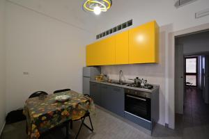 A kitchen or kitchenette at La magia del mare