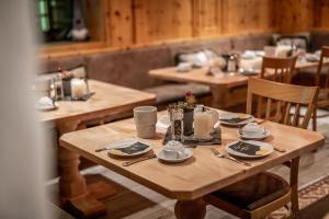 Reštaurácia alebo iné gastronomické zariadenie v ubytovaní Hotel Kornock