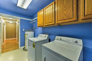 Η κουζίνα ή μικρή κουζίνα στο Cozy College Station Home with Patio and Fireplace +17 φωτογραφίες