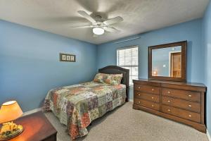 Ένα ή περισσότερα κρεβάτια σε δωμάτιο στο Cozy College Station Home with Patio and Fireplace