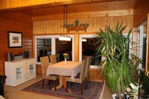 a dining room with a table and chairs at Ferienwohnung Am Heidelberg in Blankenburg