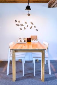 une table à manger avec deux chaises et un mur blanc dans l'établissement Molen Hunsingo, à Onderdendam