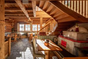 Reštaurácia alebo iné gastronomické zariadenie v ubytovaní Hotel Kornock