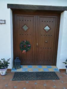 een houten deur met een krans erop bij Finca Casa Halcon in Almonte