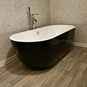 a black and white bath tub in a bathroom at The Eyre Court in Seaton