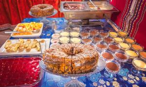 een tafel met verschillende soorten eten en desserts bij Los Portales de Chivay in Chivay