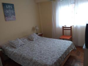 1 dormitorio con cama y ventana en MDQ Superluminoso en Mar del Plata