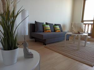 A seating area at Emerald Buddha Apartment