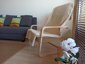 A seating area at Emerald Buddha Apartment