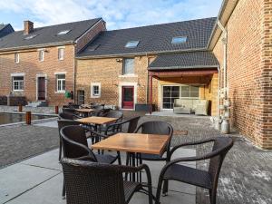 HeersにあるB&B Hoeve De Brieserのパティオ(テーブル、椅子付)