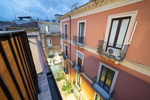 una vista dall'alto di una città con edifici di Le Vie del Centro B&B a Catania