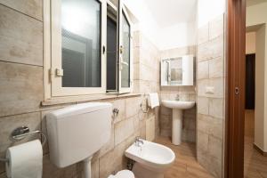 un bagno con un water e un lavandino di Le Vie del Centro B&B a Catania Altre 24 foto