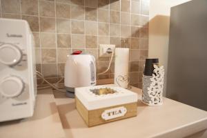un bancone con una macchinetta del caffè e una scatola sopra di Le Vie del Centro B&B a Catania
