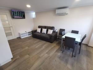 una sala de estar con un sofá y una mesa en Apartamento Alfareiro, en Malpica de Bergantiños