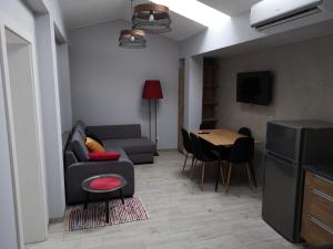 uma sala de estar com um sofá e uma mesa em Apartamenty Rynek em Września
