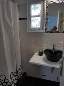 Koupelna v ubytování Embati Folegandros rooms