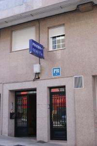 un edificio con un cartel en el costado en Gran Vía, en Lugo