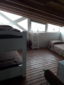 1 dormitorio con 2 literas y ventana en Vistalmar Alfar en Mar del Plata